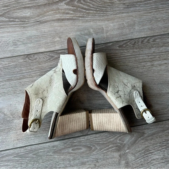 MJUS Metallic Leather Embossed Leather Block Heel Sandals - Picture 8 of 13